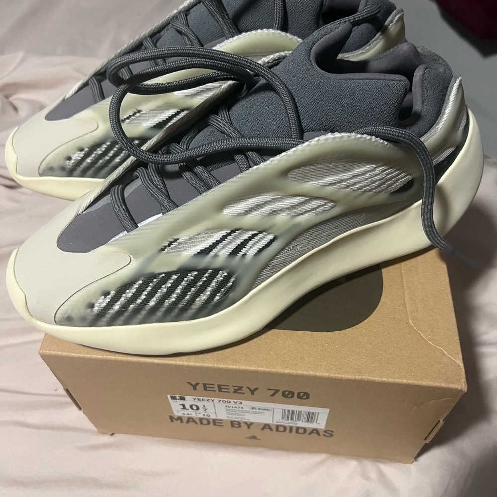 Adidas Yeezy 700 v3 Kyanite